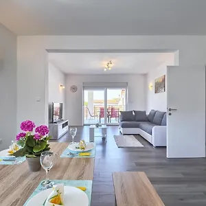 https://villa-alexandria.in-istria.net
